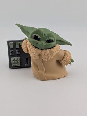 Star Wars Grogu Baby Yoda Console Mini Figure – Hasbro The Mandalorian